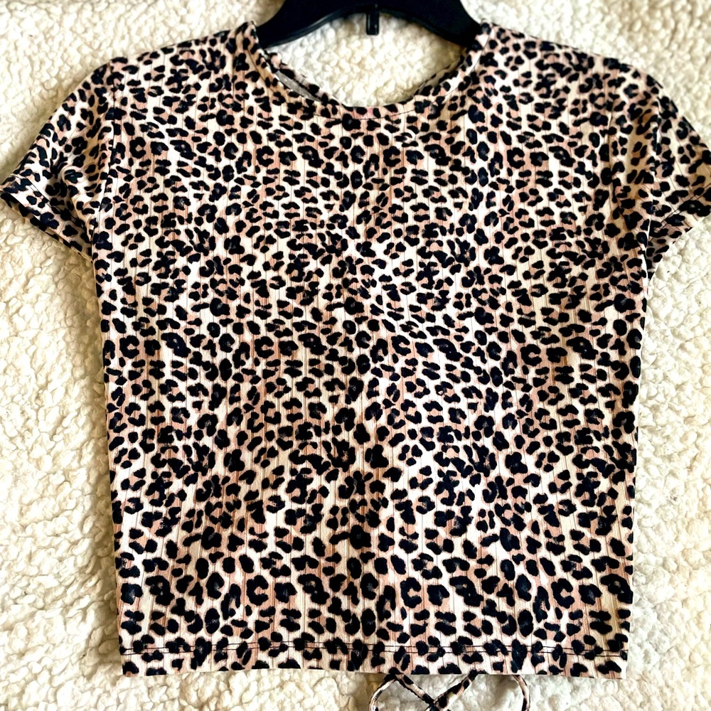 Woman’s cross back cheetah shirt🖤